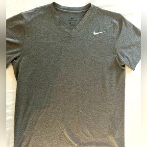 NIKE Dri-Fit Men’s Medium V-Neck Fitted